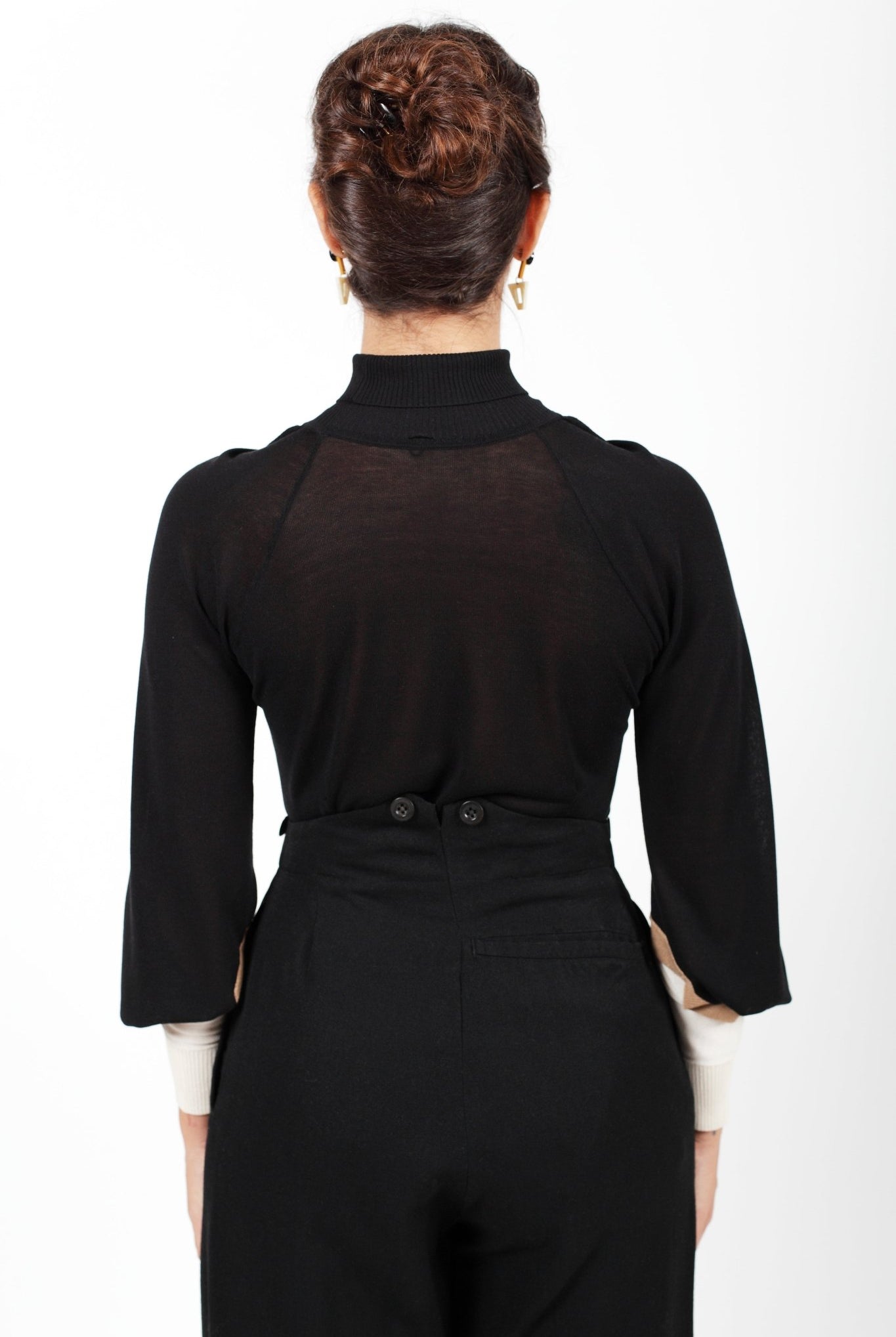Combelle Elsa Top in black, back view showing the shoulders covered for a day look